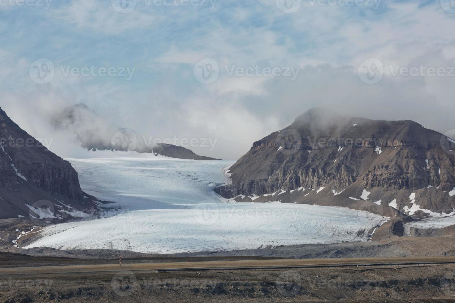 Küstenlandschaft in der Nähe von Ny Alesund auf Spitzbergen foto