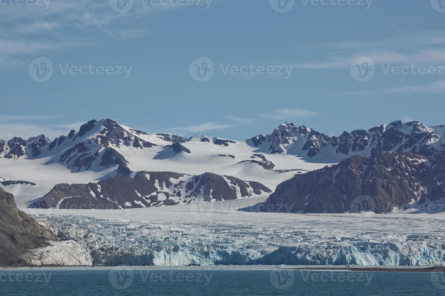 Küstenlandschaft in der Nähe von Ny Alesund auf Spitzbergen foto