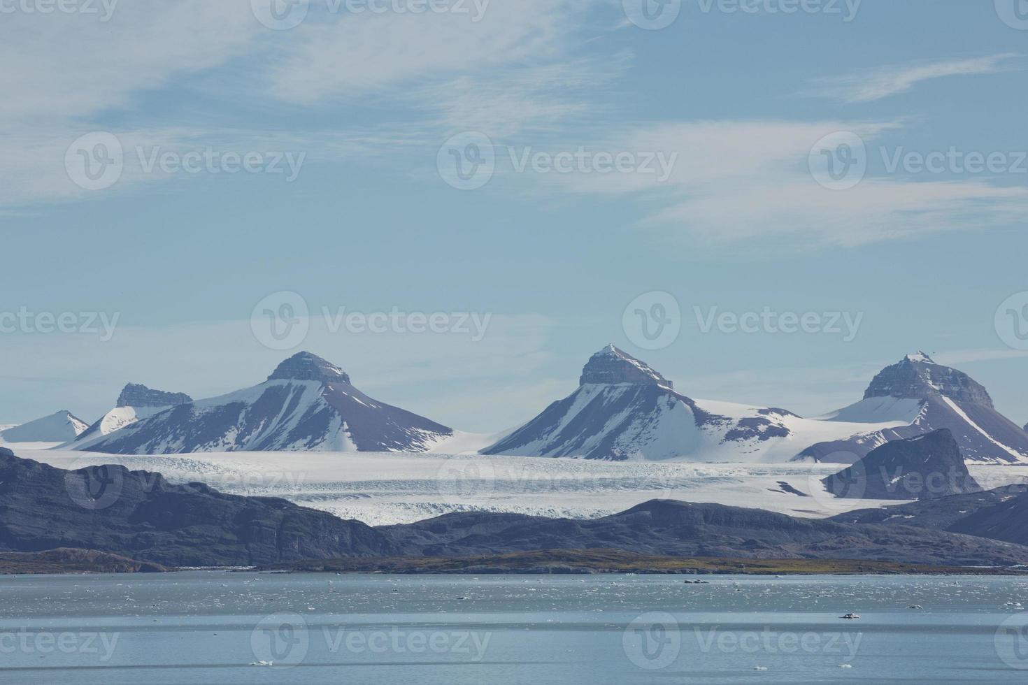 Küstenlandschaft in der Nähe von Ny Alesund auf Spitzbergen foto