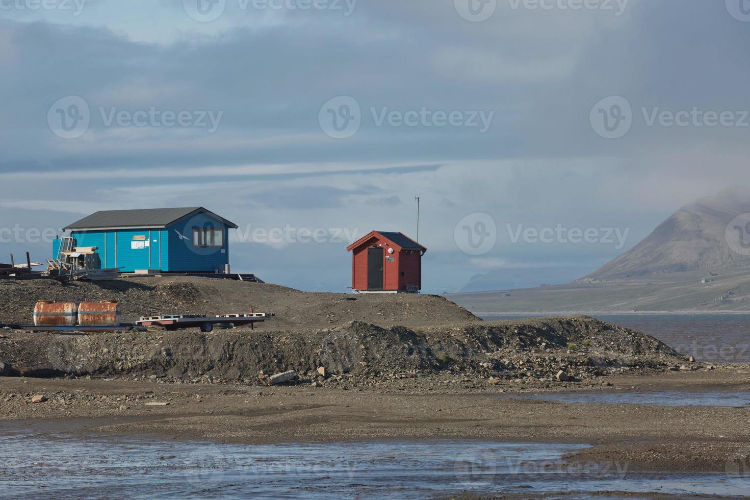 Gehäuse im Hafen von Longyearbyen Spitzbergen in Norwegen nor foto