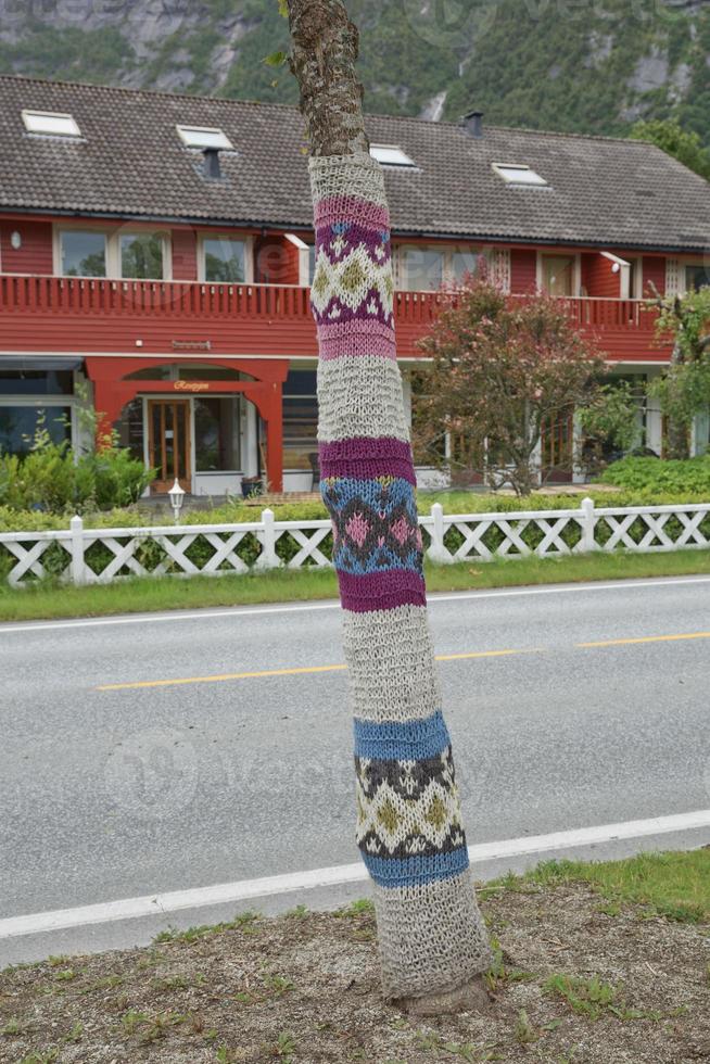 gestrickter baum in eidfkord, norwegen foto