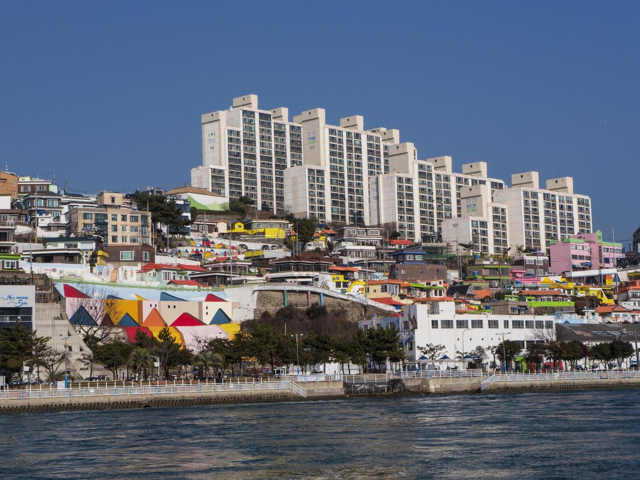 Panorama vom Meer bis zur Stadt Yeosu. Südkorea. Januar 2018 foto