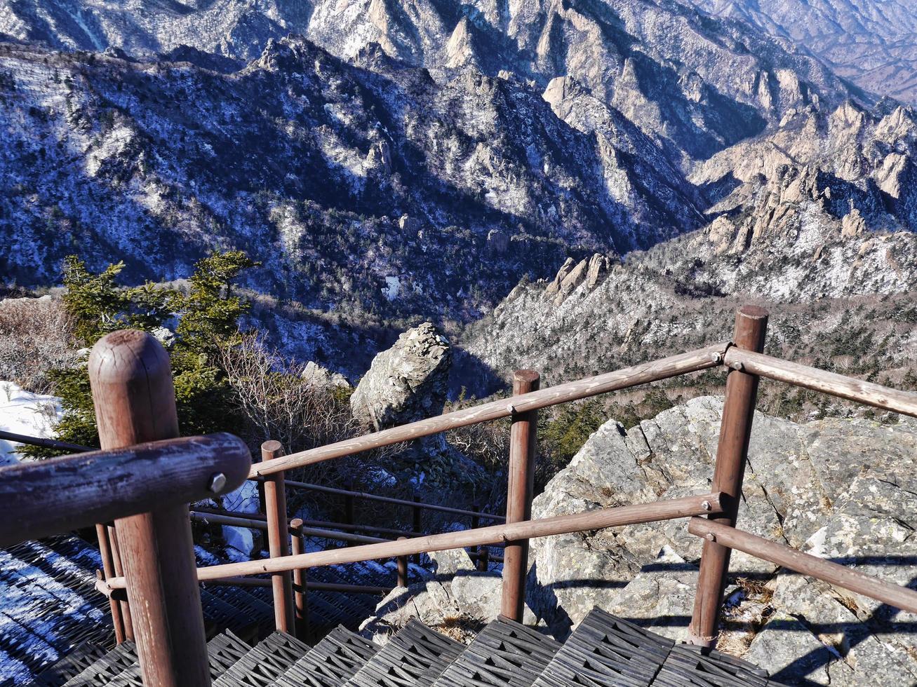 Treppe in die Berge und die tolle Aussicht auf die wunderschönen Berge Seoraksan. Südkorea foto