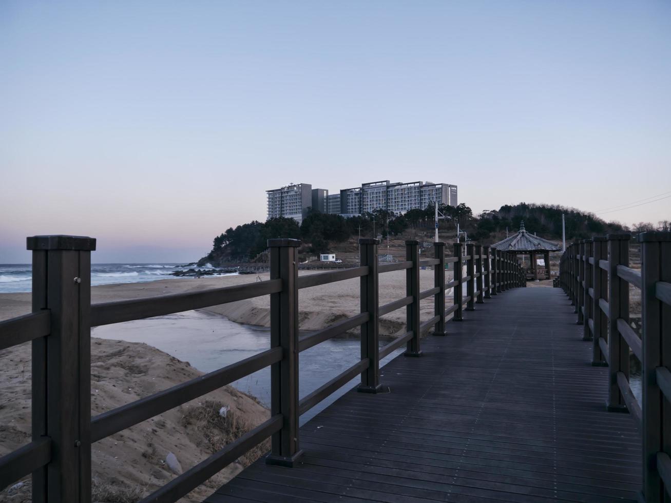 Blick auf den Strand von Sokcho und das japanische Meer von der kleinen Brücke aus foto