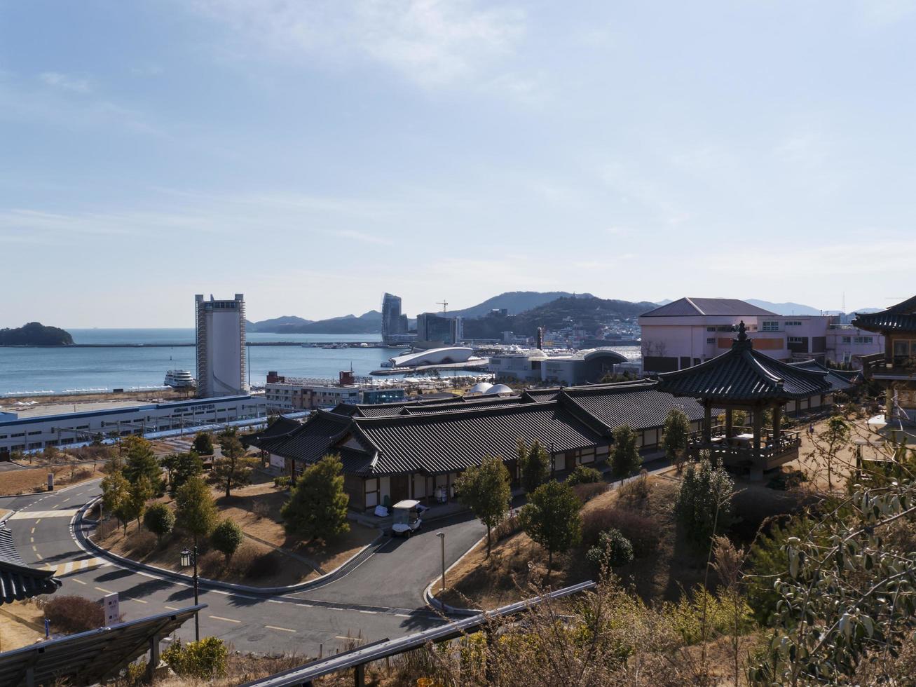 asiatische Häuser im Wohnviertel der Stadt Yeosu. Südkorea foto