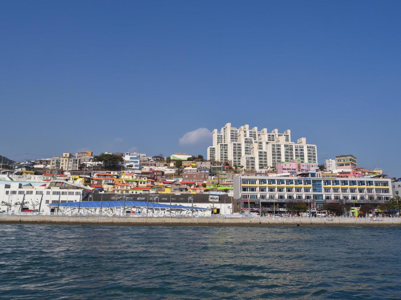 Panorama vom Meer bis zur Stadt Yeosu. Südkorea foto