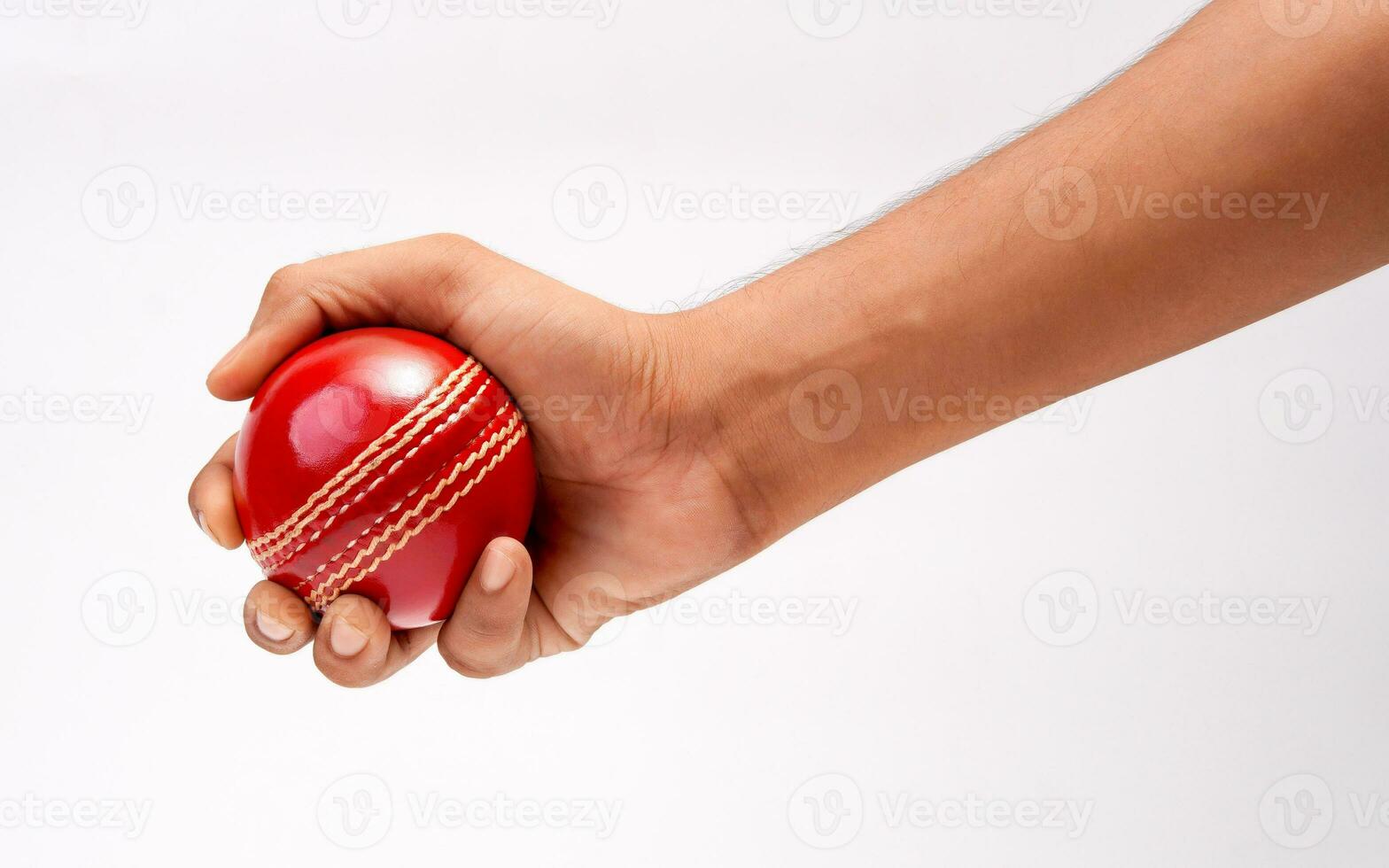 ein männlich Hand halten ein rot Leder Kricket Ball isoliert auf Weiß Hintergrund foto