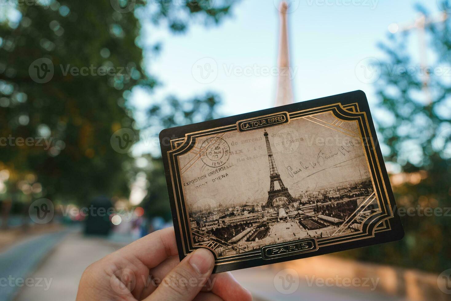 froh Person halten Eiffel Turm Postkarte foto