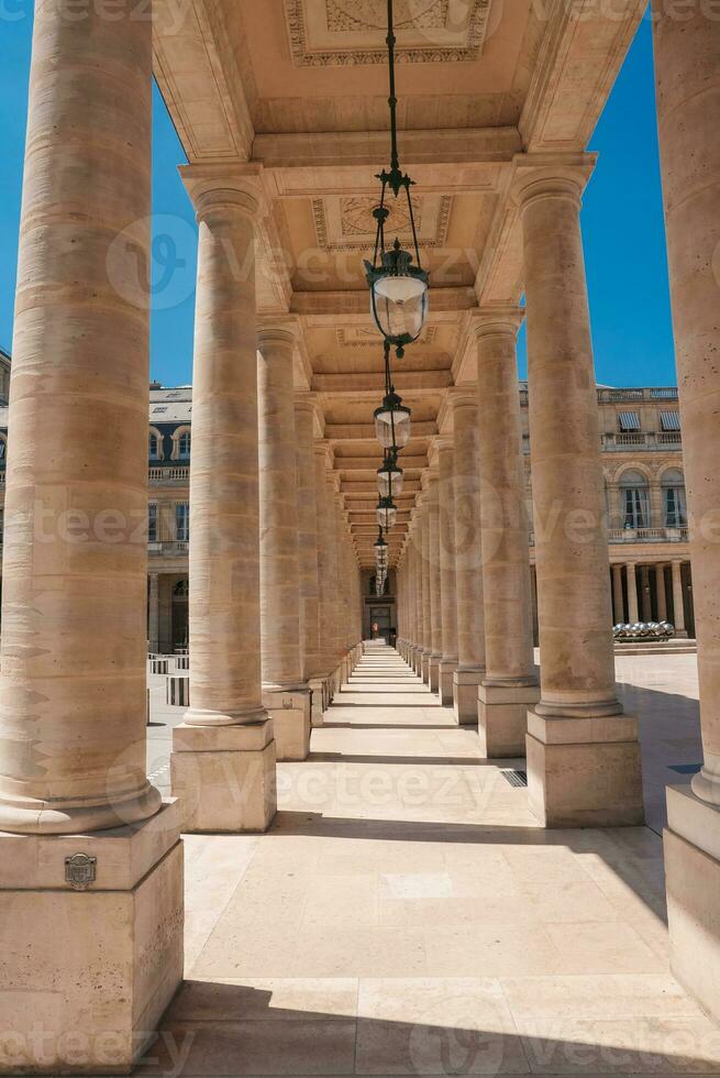 neoklassisch Gehweg mit bräunen Säulen foto