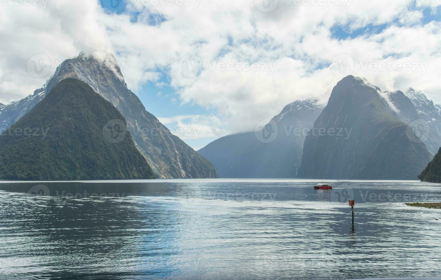 das Landschaft Aussicht von Milford Klang, Neu Neuseelands die meisten spektakulär natürlich Attraktion im Süd Insel von Neu Neuseeland. foto