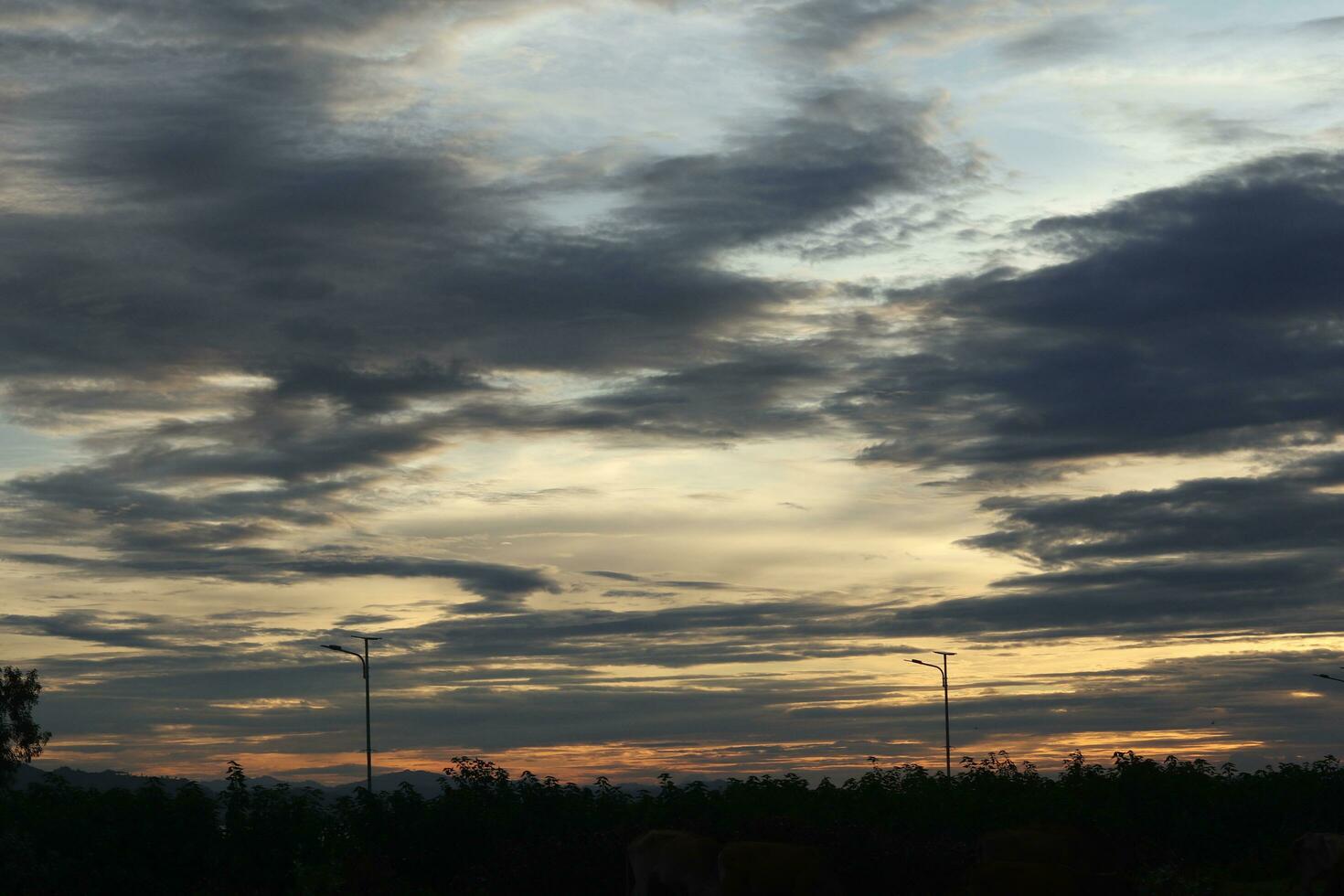 golden Wolken im das Abend Tag mit Sonnenuntergänge foto
