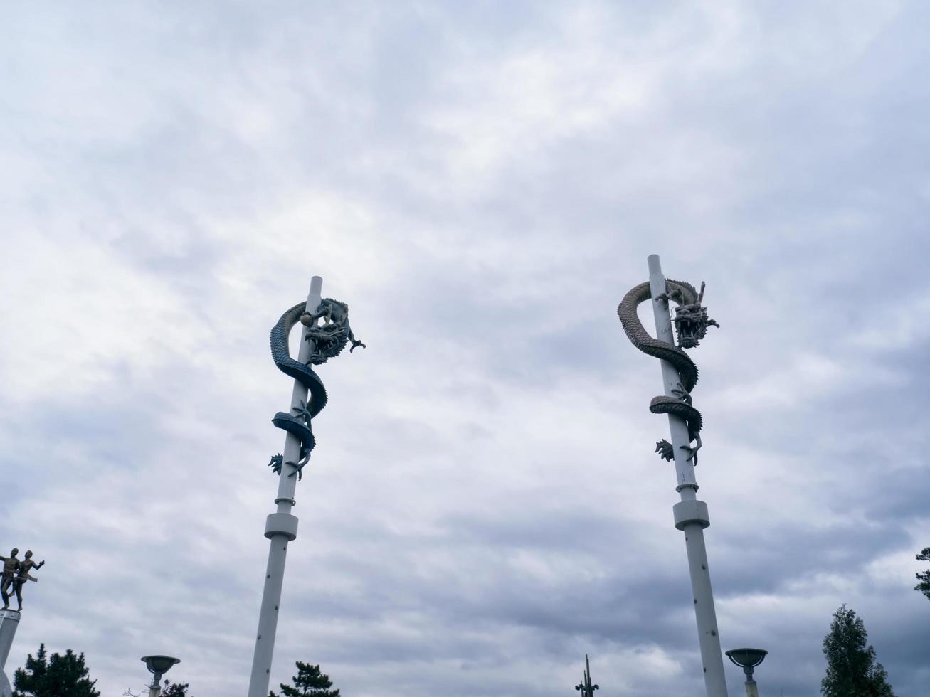 Drachen auf Säulen. Stadt Sokcho, Südkorea foto