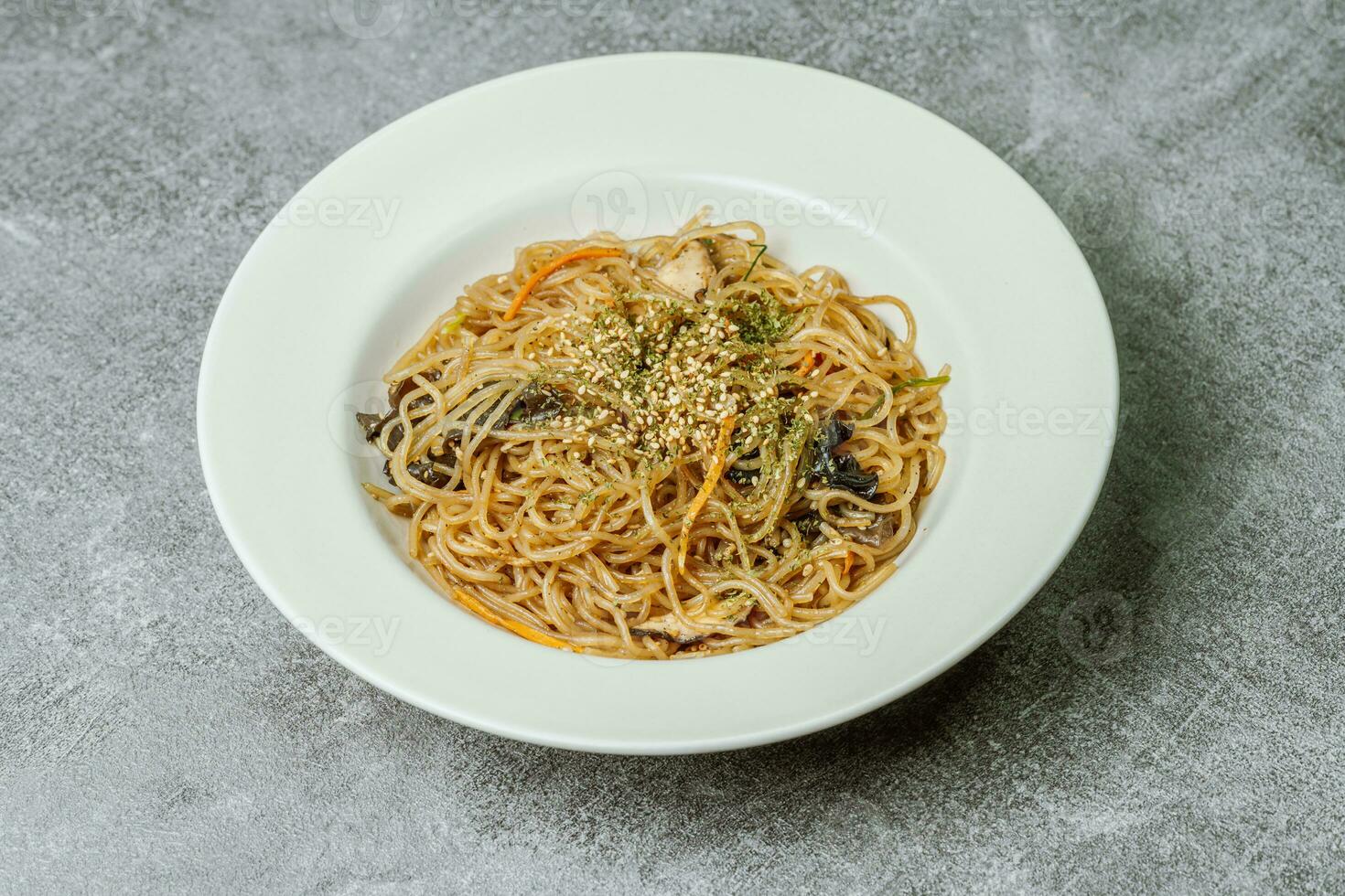 Koreanisch Essen japchae serviert auf ein schwarz Teller foto