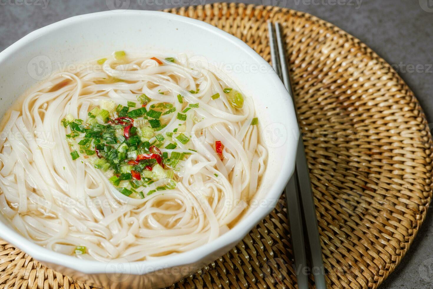 Vietnamesisch Essen Reis Nudel Gericht im ein Weiß Schüssel foto