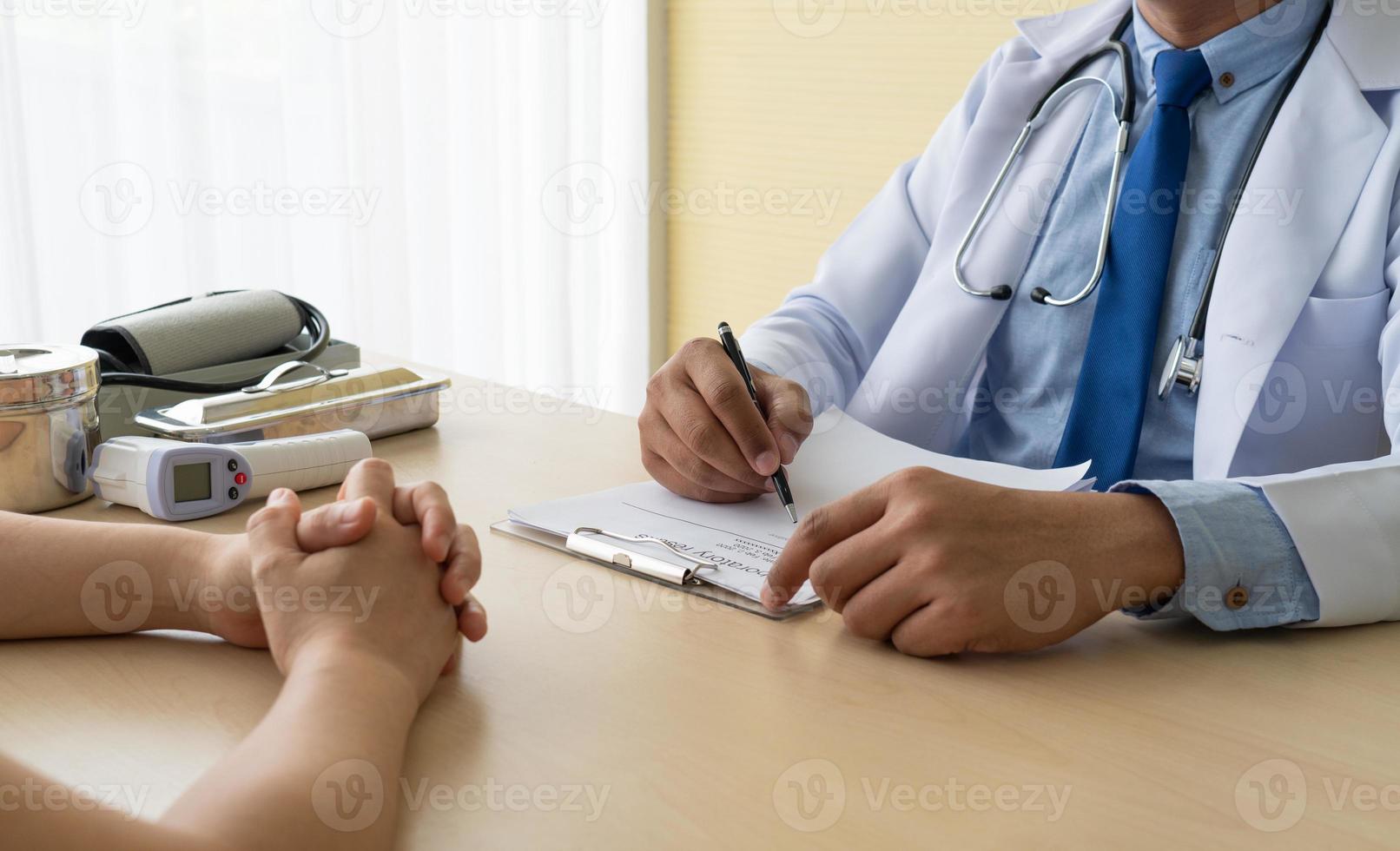 asiatische Patientin besucht den Arzt in der Klinik im Krankenhaus, weil sie krank wird. Gesundheits- und Medizinkonzept foto