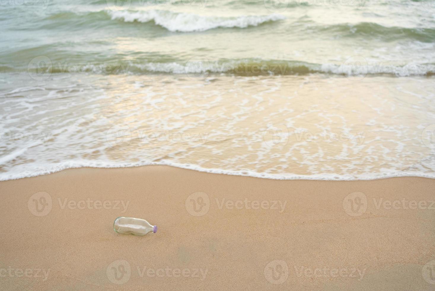 leere Glasflasche wurde am Strand abgeladen foto