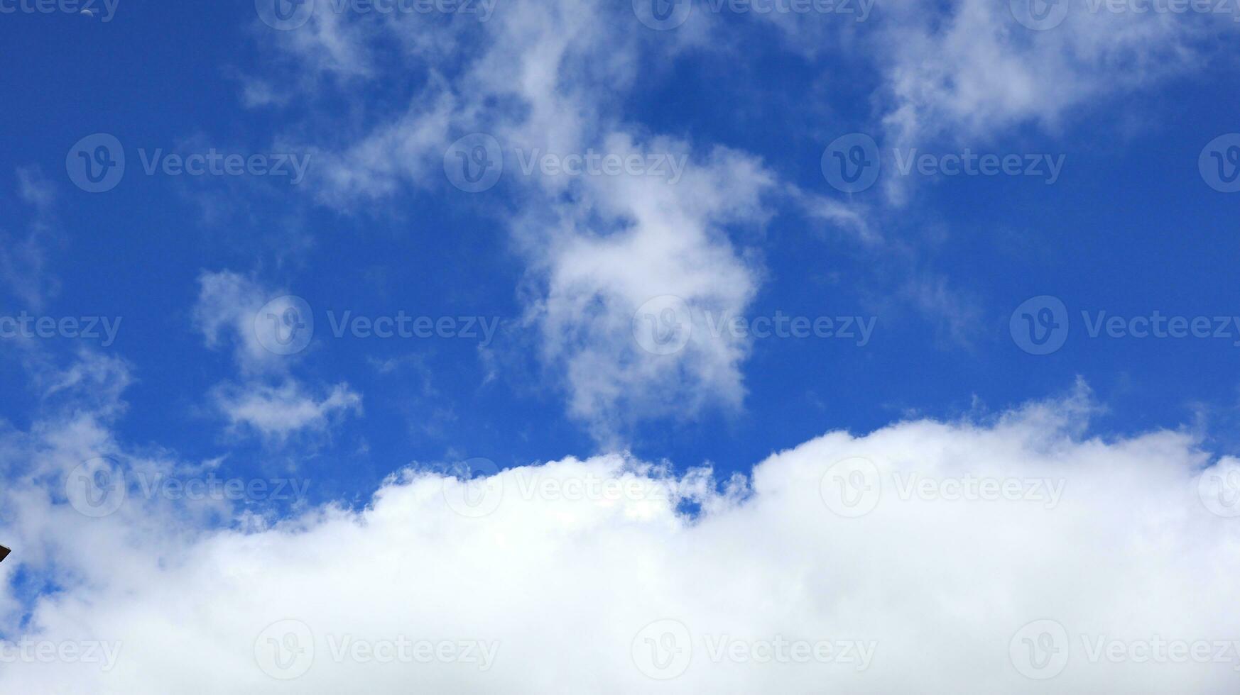 Weiß Wolken auf das Blau Himmel perfekt zum das Hintergrund foto