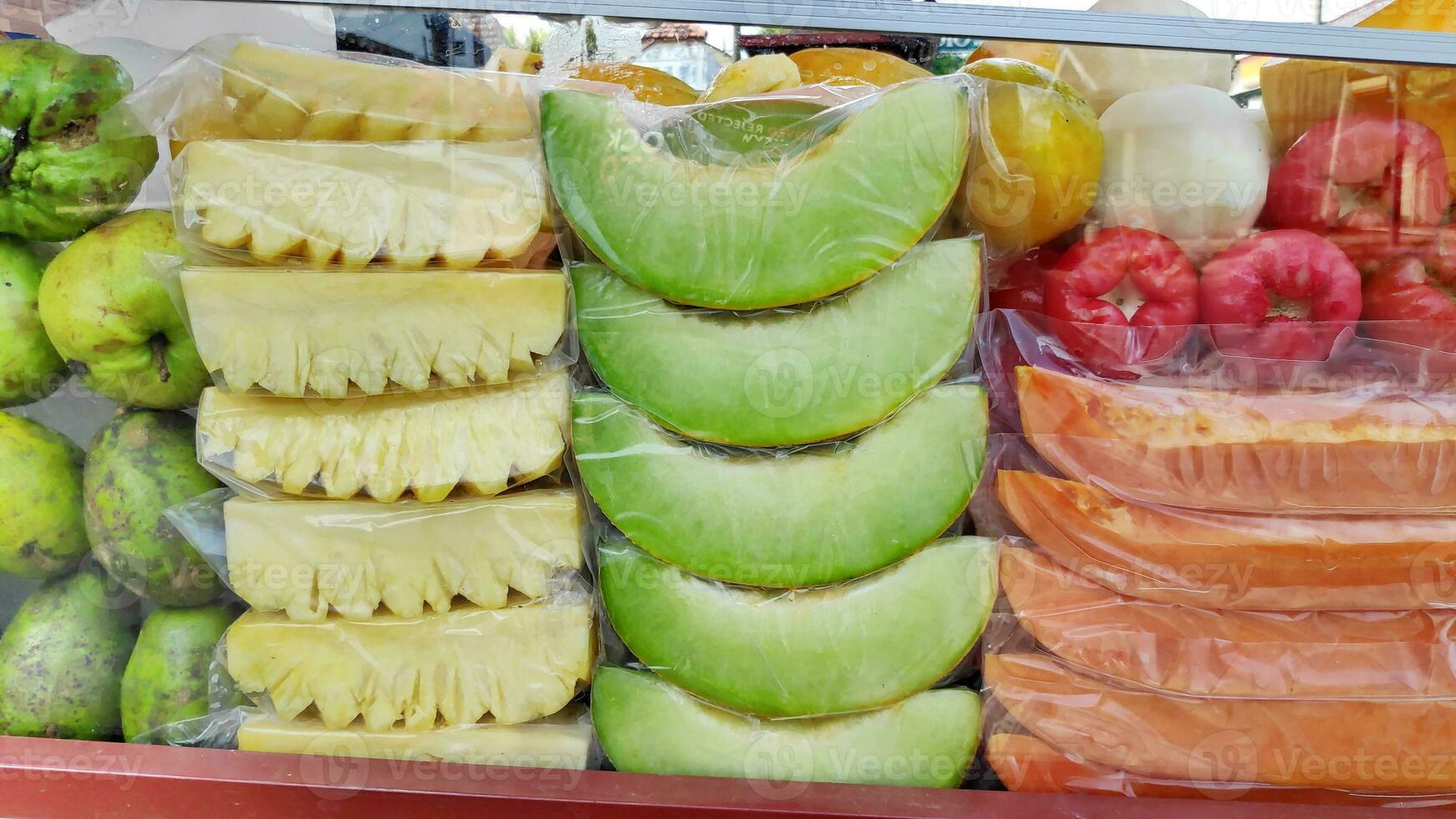 Obst Rujak Wagen durch Straße Anbieter. Rujak Obst oder traditionell Obst Salat von Indonesien foto