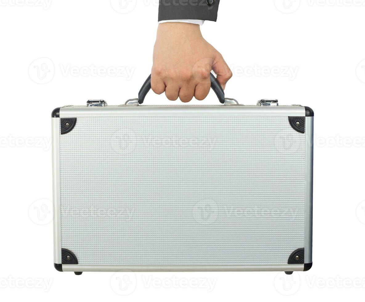 Hand und Arm halten Silber Gepäck oder kurz Fall isoliert auf Weiß Hintergrund. foto