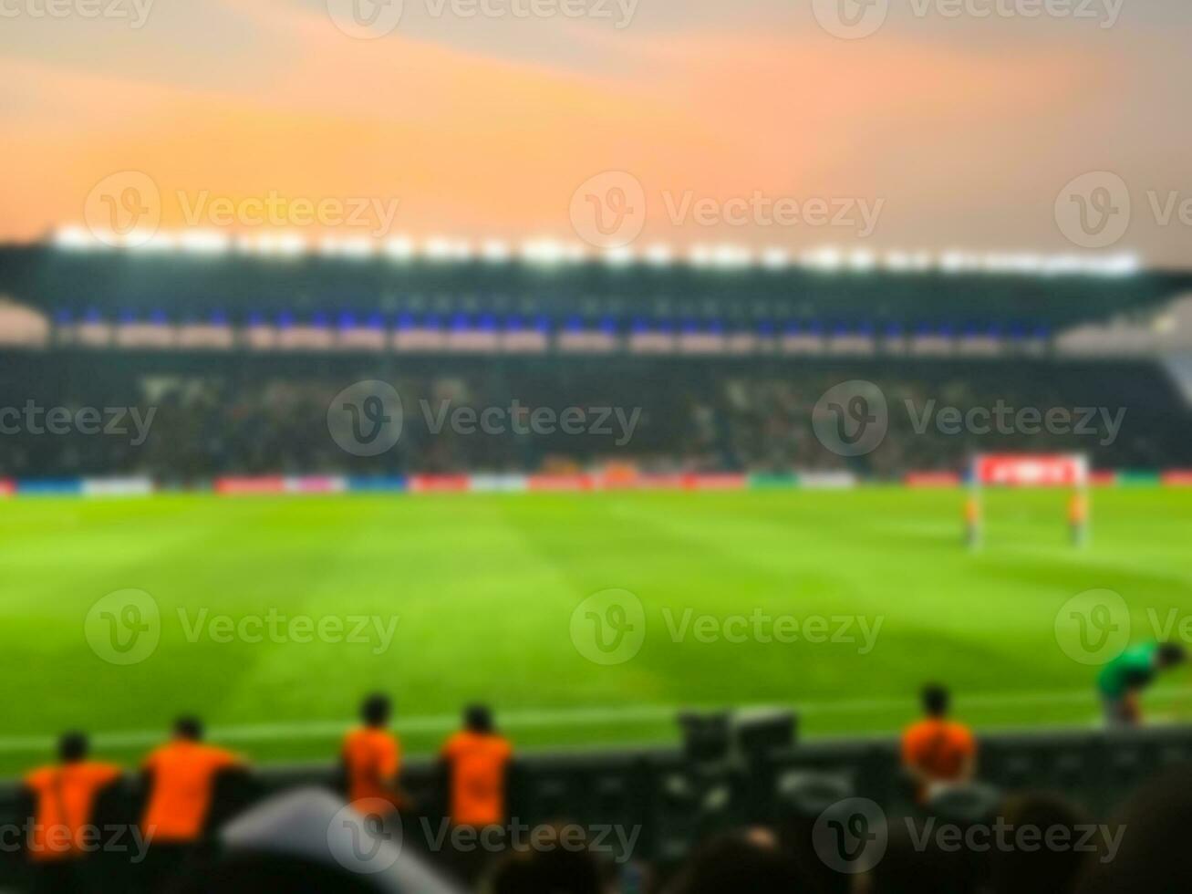 verschwommen de-fokussiert Stadion Fußball Dämmerung Hintergrund. foto