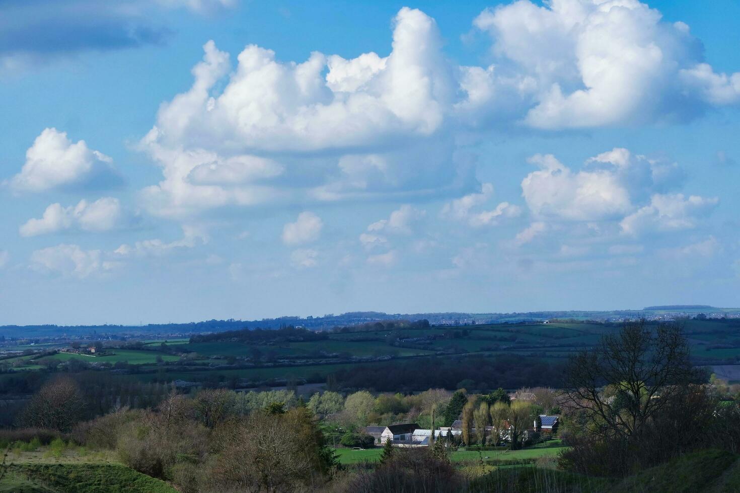 niedrig Winkel Aussicht von Nord Stadtbild von Luton Stadt von England Vereinigtes Königreich, Bild war gefangen auf April 17., 2023 foto