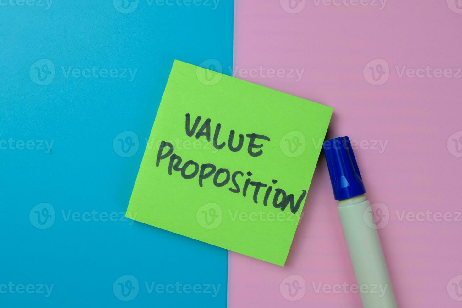 Konzept von Wert Vorschlag schreiben auf klebrig Anmerkungen isoliert auf hölzern Tisch. foto