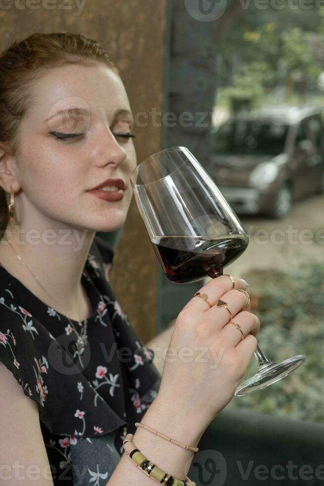 schön jung Frau Trinken rot Wein im Restaurant foto