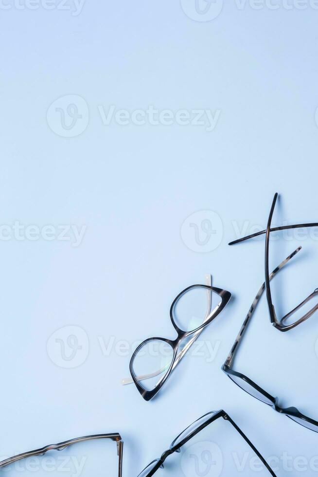 Brille auf Blau Vertikale Hintergrund mit Kopieren Raum. optisch speichern, Vision prüfen, stilvoll Brille Konzept foto