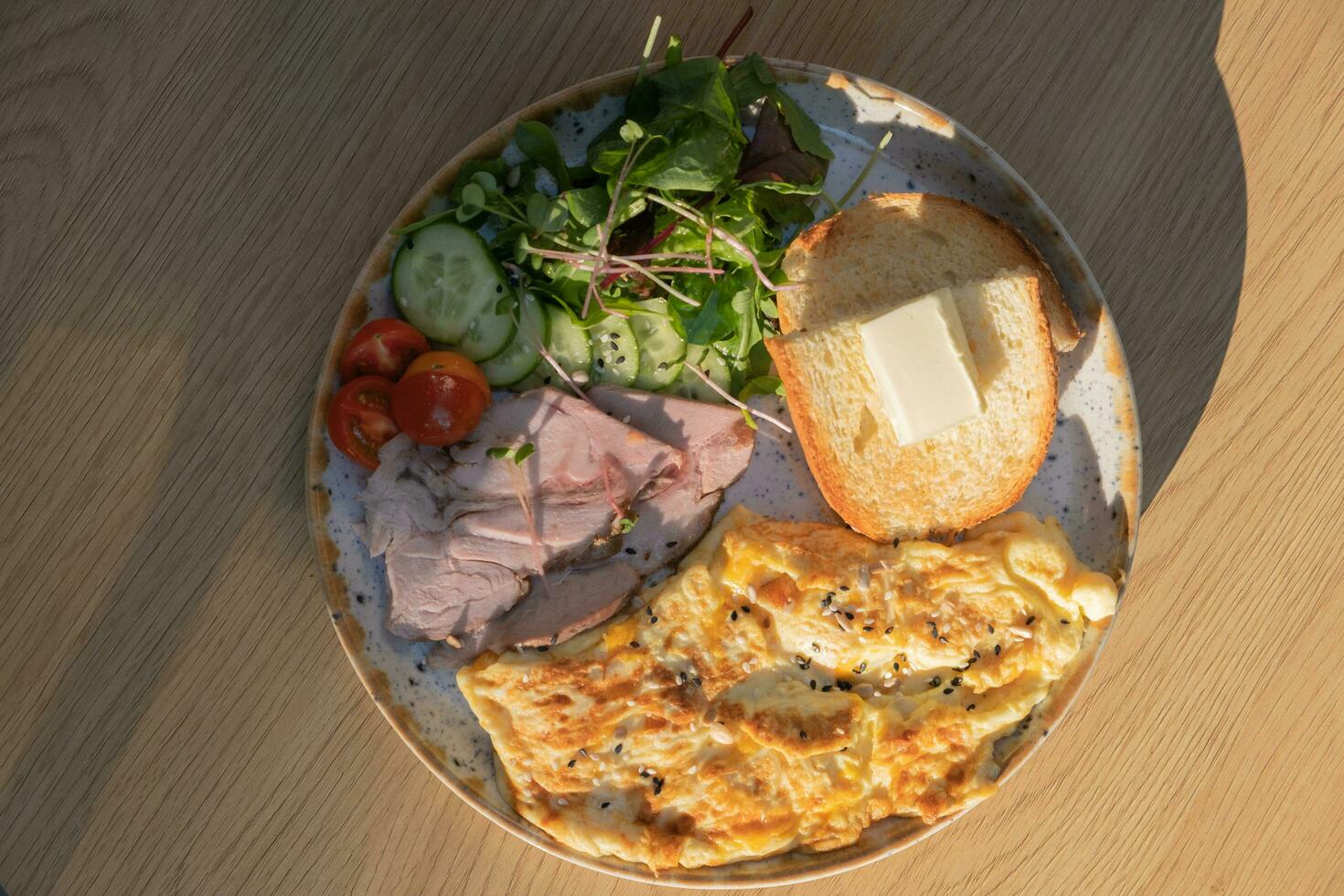 ein Teller mit ein Omelette mit Truthahn und Gemüse oben Aussicht foto
