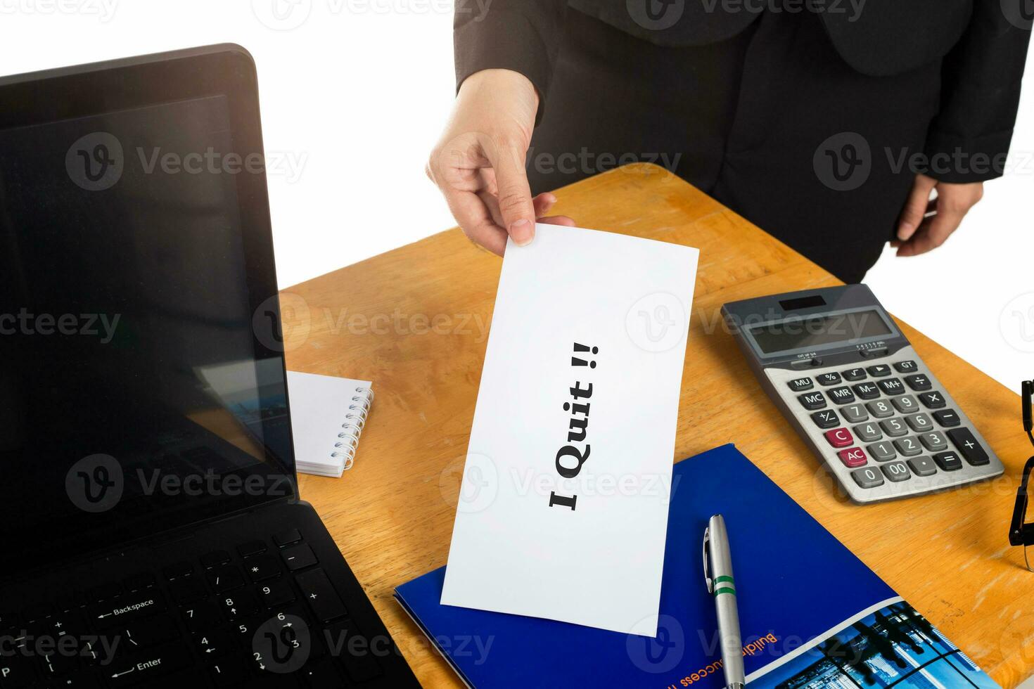 Hand halten Rücktritt Brief auf das Schreibtisch von das Chef. foto