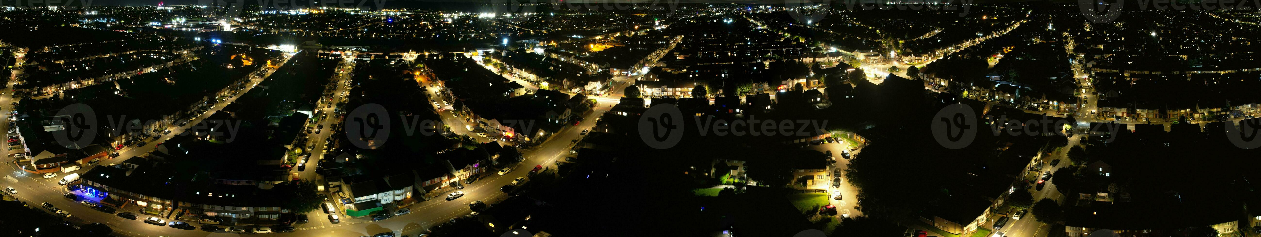 hoch Winkel Aufnahmen von zentral Luton Stadt von England während Nacht. beleuchtet Luton Stadt war gefangen mit Drohnen Kamera auf August 14., 2023 während Nacht foto