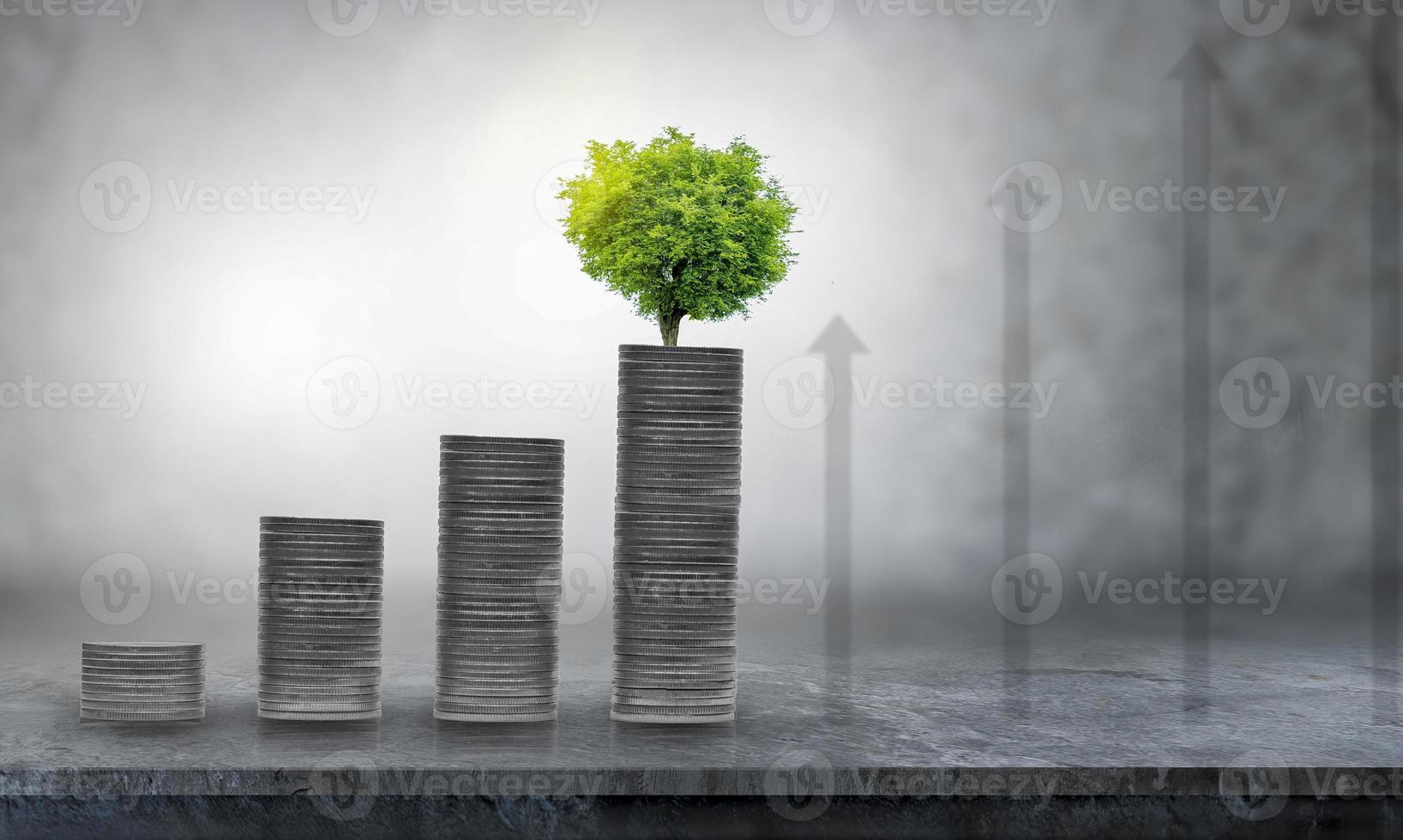 Wachsendes Geschäftswachstum und finanzieller Anbau von Pflanzen aus Münzen in Glasflaschen auf grünem Hintergrund foto