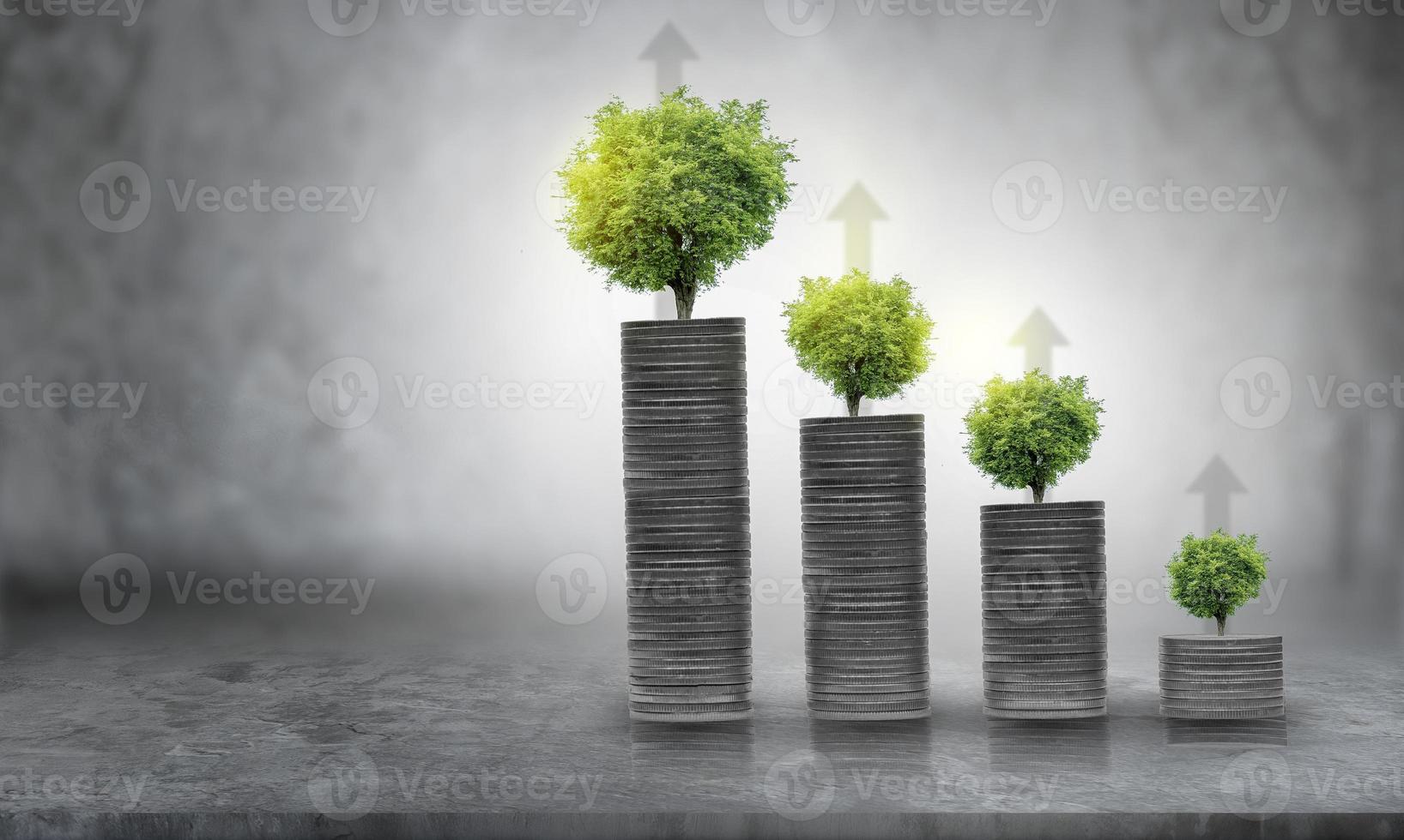 Wachsendes Geschäftswachstum und finanzieller Anbau von Pflanzen aus Münzen in Glasflaschen auf grünem Hintergrund foto
