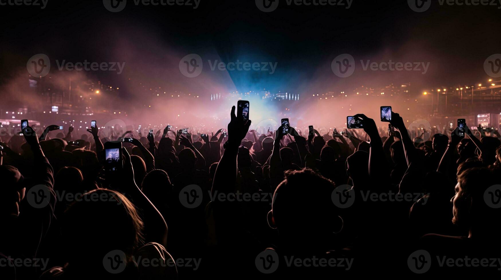 Publikum mit Smartphones zu Erfassung Fotos beim ein Leben Konzert. Silhouette Konzept