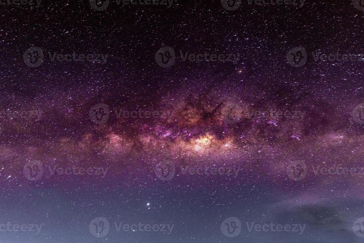 Nachtlandschaft mit bunter und hellgelber Milchstraße voller Sterne am Himmel im Sommer schöner Universumshintergrund des Weltraums foto