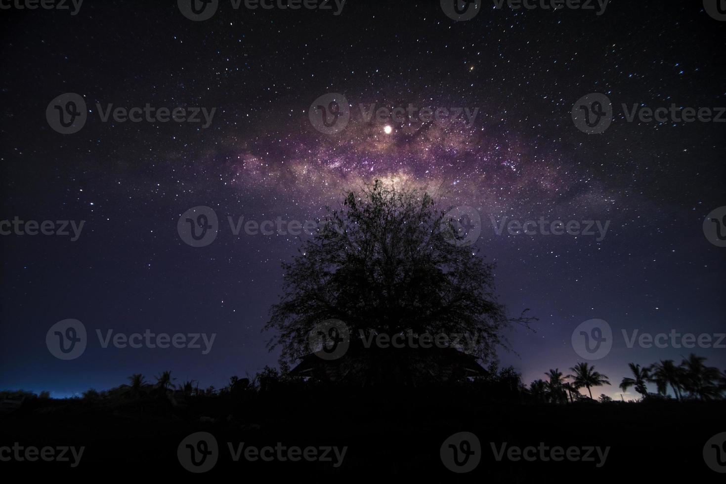 Nachtlandschaft mit bunter und hellgelber Milchstraße voller Sterne am Himmel im Sommer schöner Universumshintergrund des Weltraums foto