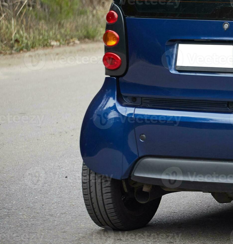 wenig Blau Auto Fahren auf das Straße, modern Stadt Auto Hintergrund foto