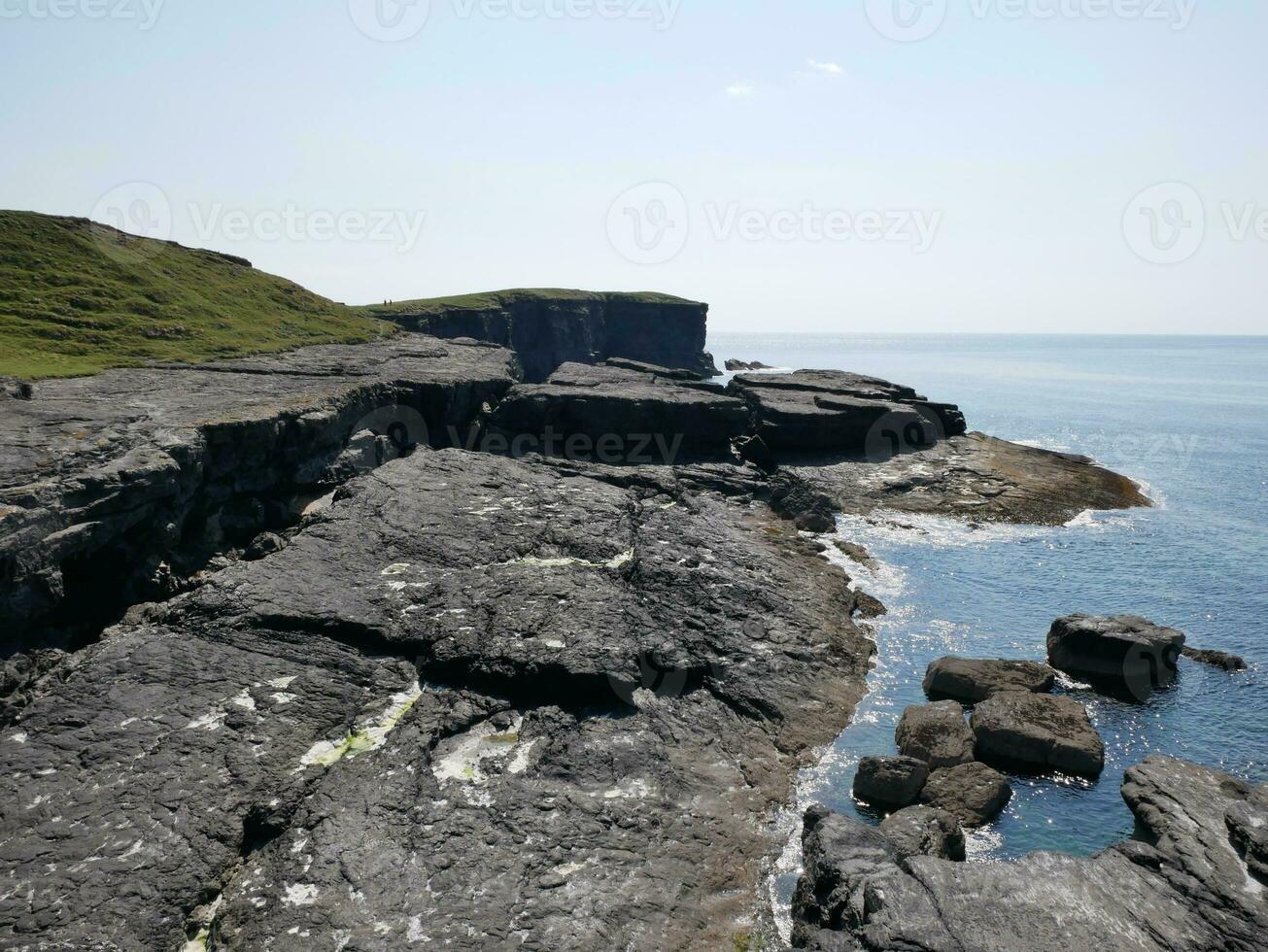 Klippen und atlantisch Ozean Hintergrund, Felsen und Lagune, Schönheit im Natur. Ferien Ausflug Hintergrund foto