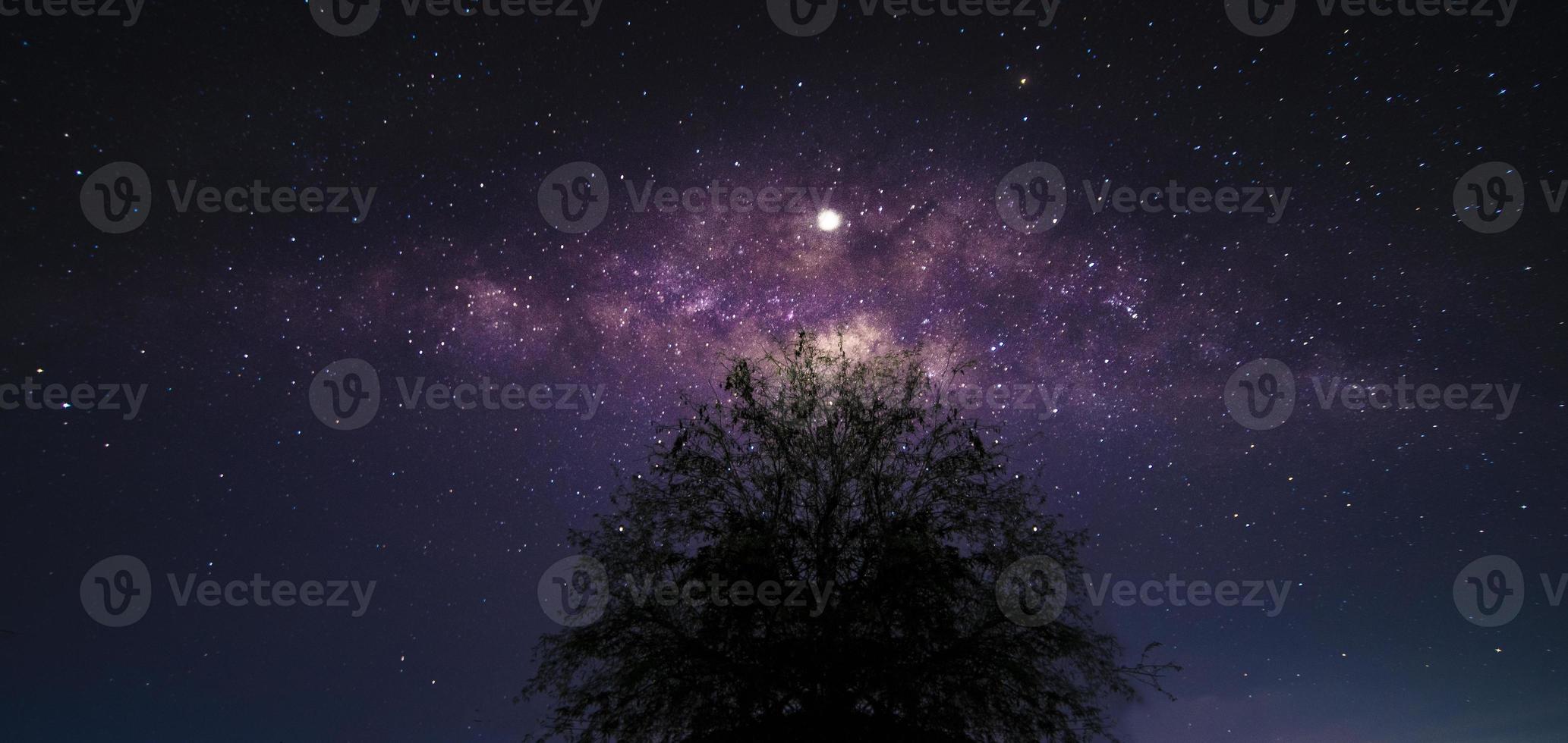 Nachtlandschaft mit bunter und hellgelber Milchstraße voller Sterne am Himmel im Sommer schöner Universumshintergrund des Weltraums foto