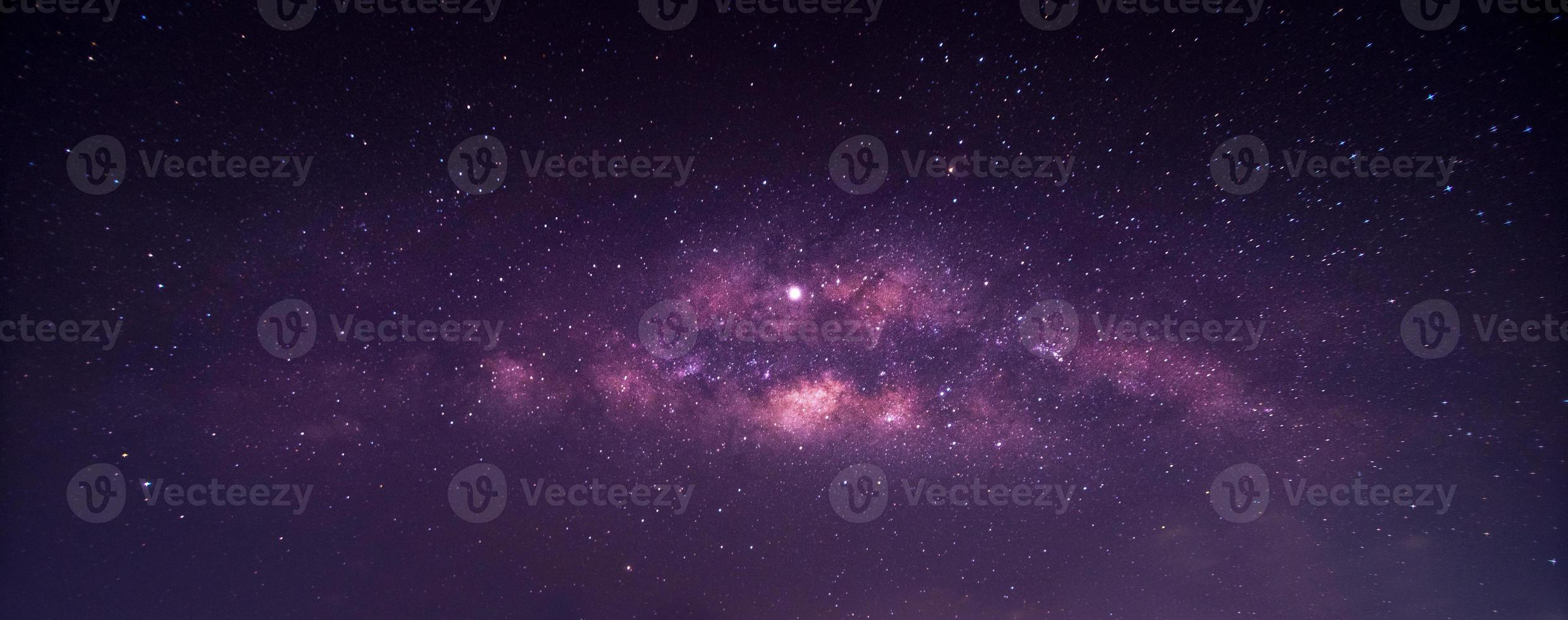 Nachtlandschaft mit bunter und hellgelber Milchstraße voller Sterne am Himmel im Sommer schöner Universumshintergrund des Weltraums foto