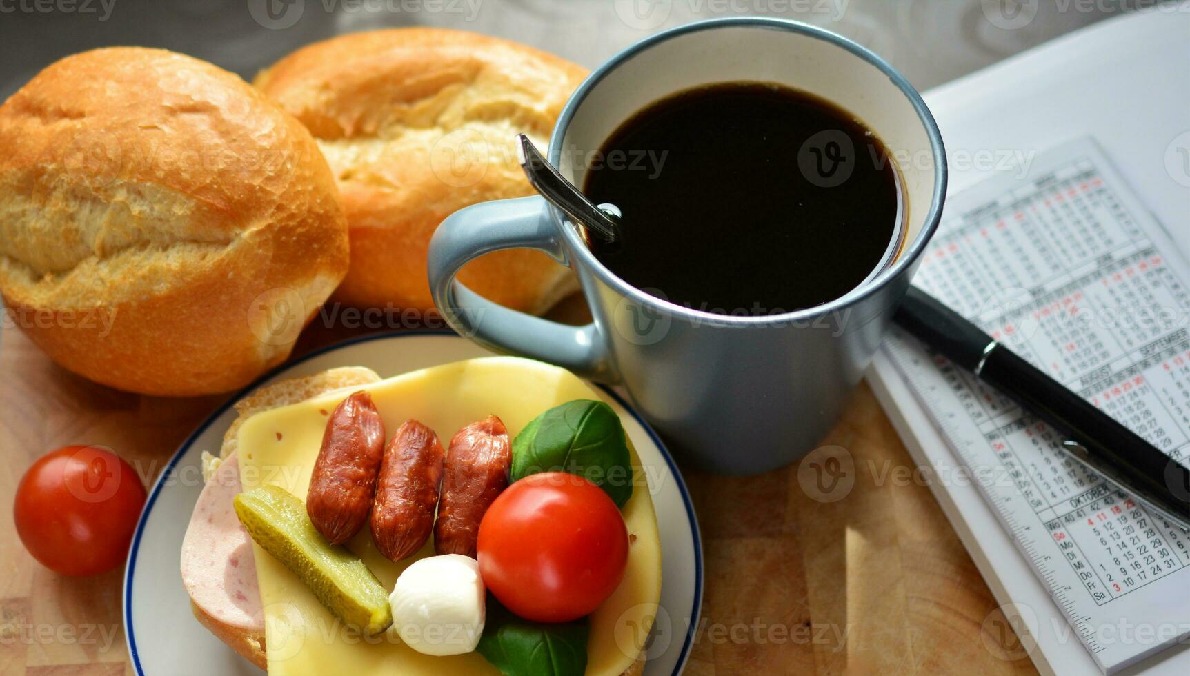 lecker Würste mit Brot und Kaffee, Frühstück Hintergrund foto
