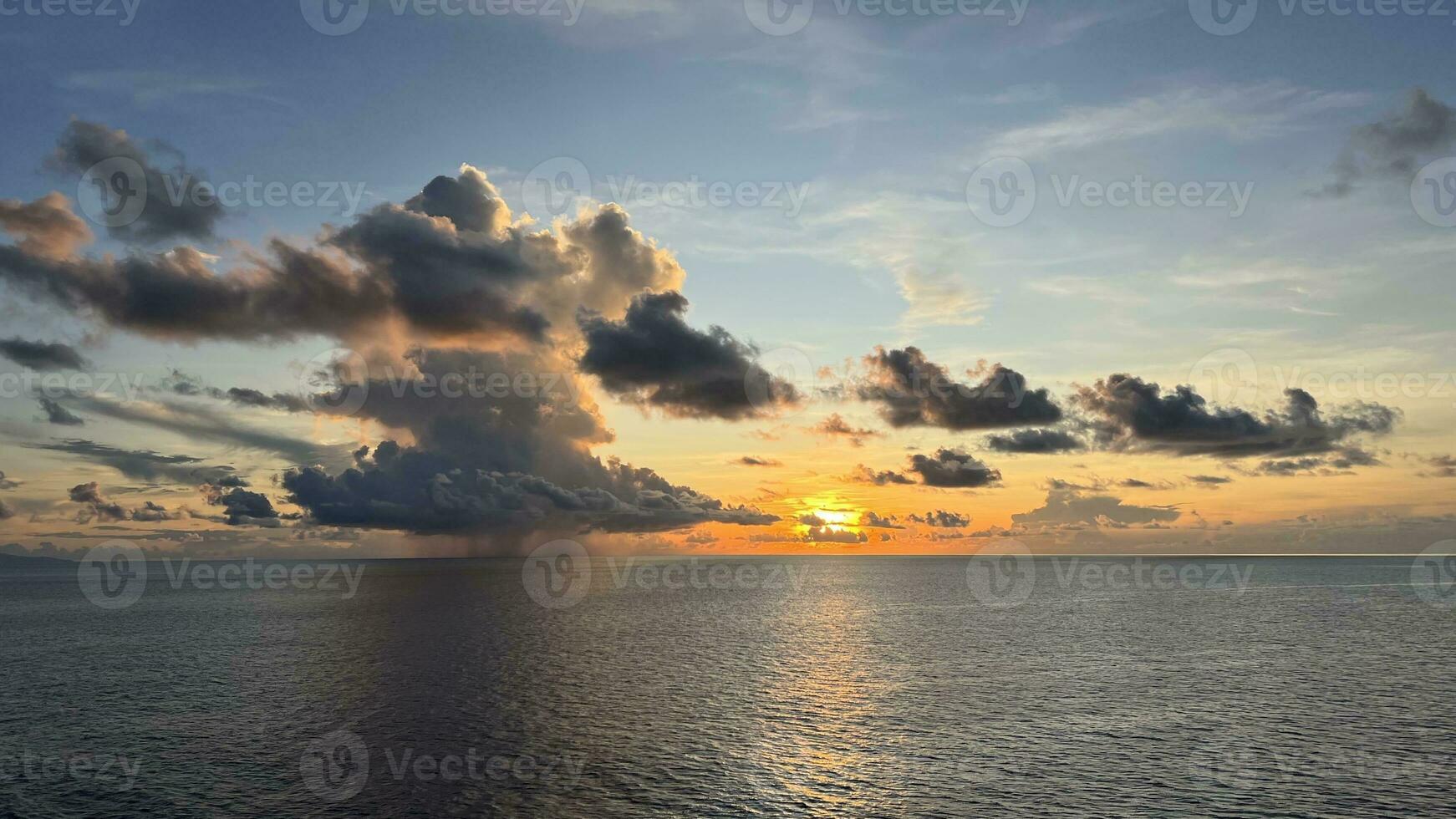 Sonnenuntergang im das Mitte von das indisch Ozean foto