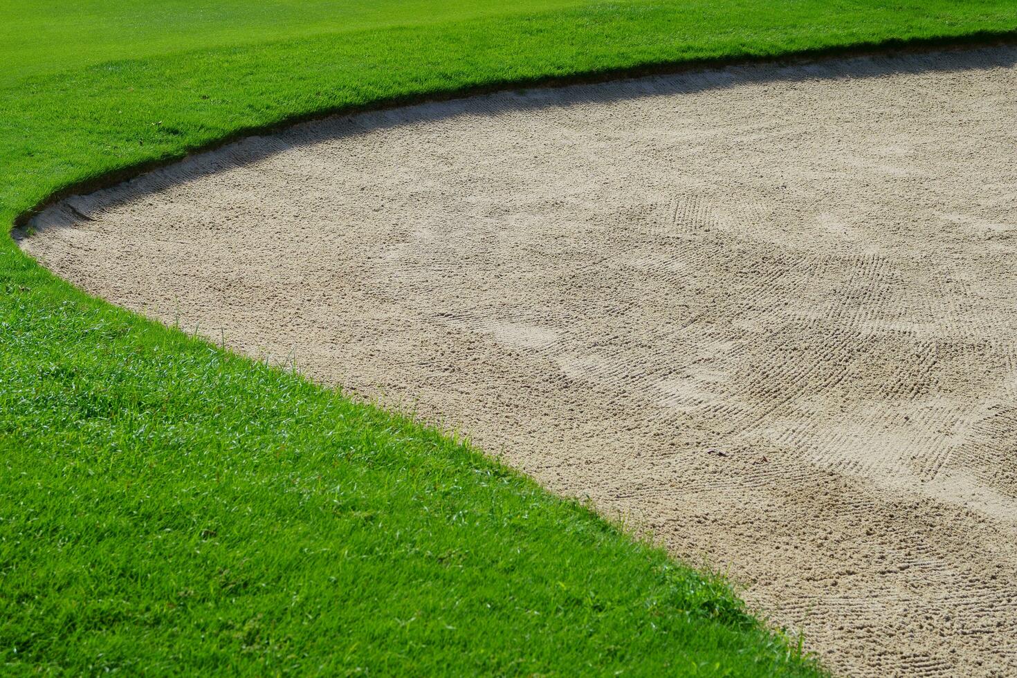 Golf Kurs Sand Grube Bunker, Grün Gras Umgebung das schön Sand Löcher ist einer von das die meisten herausfordernd Hindernisse zum Golfer und fügt hinzu zu das Schönheit von das Golf Kurs. foto