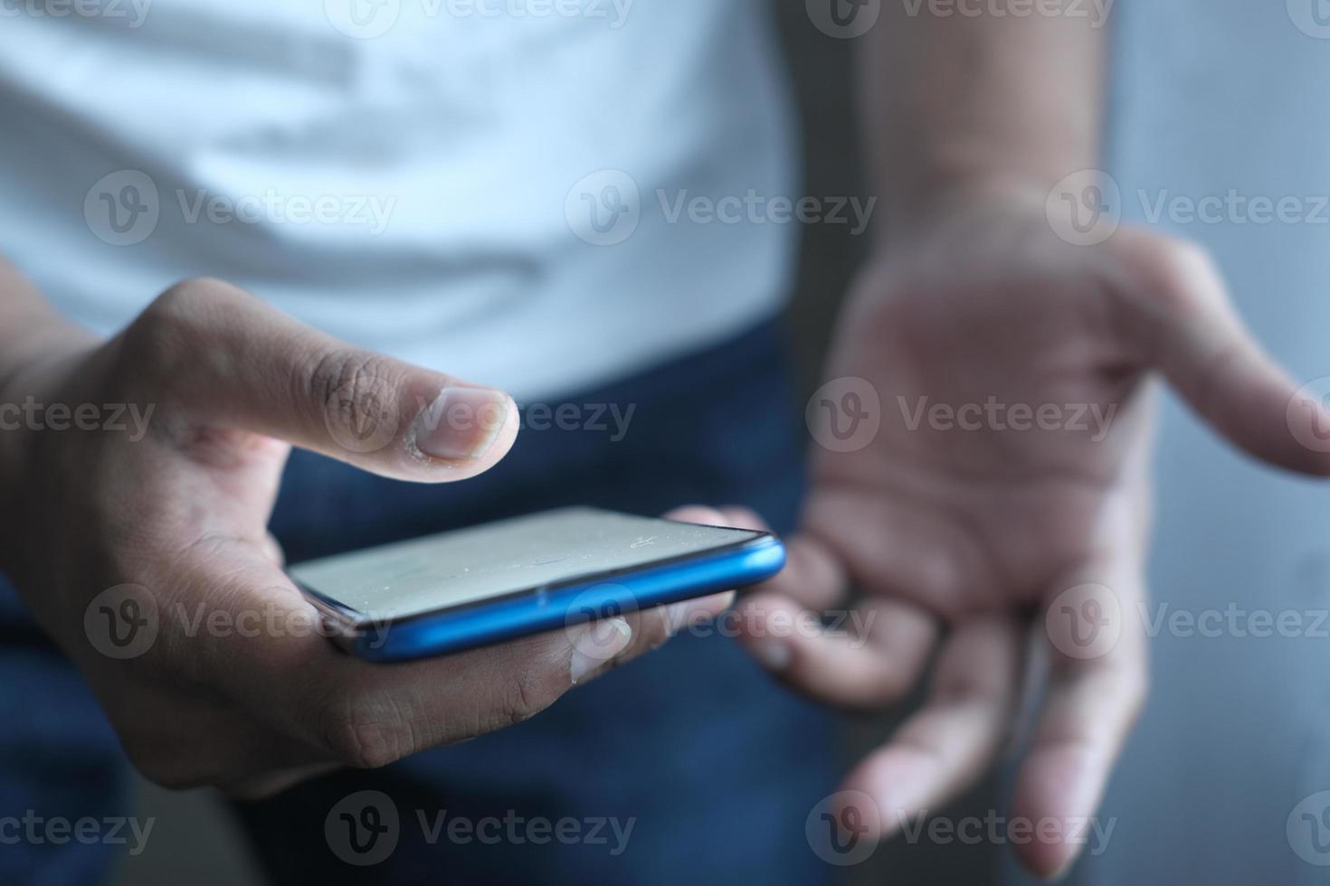 Nahaufnahme der Hand des Mannes mit Smartphone in der Nacht foto