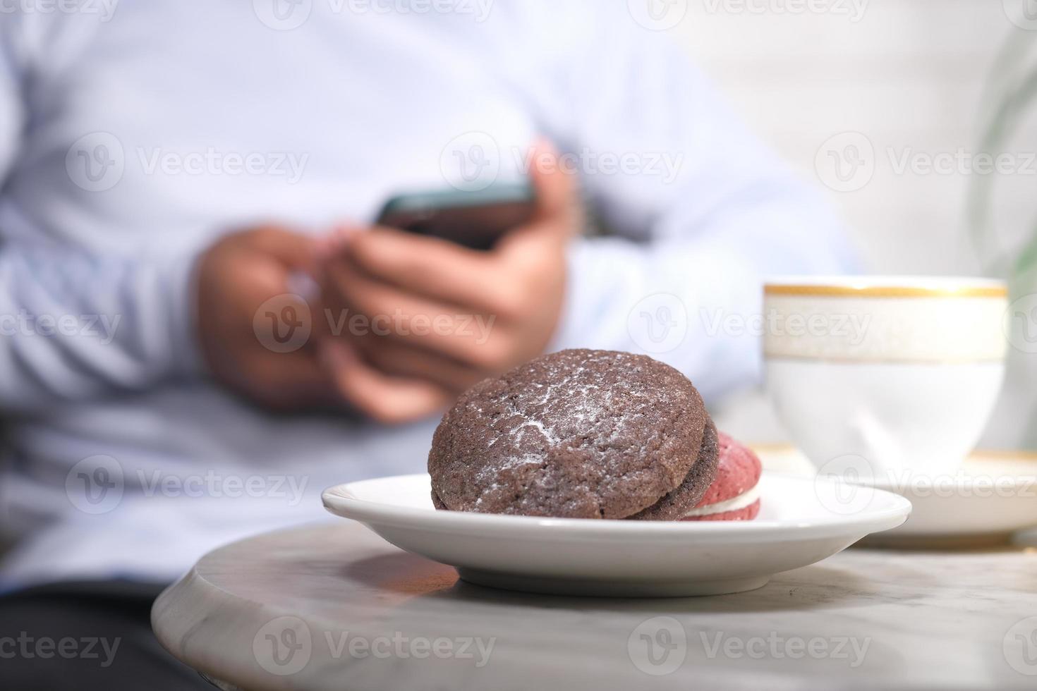 Nahaufnahme von Keksen und Tee auf dem Tisch foto