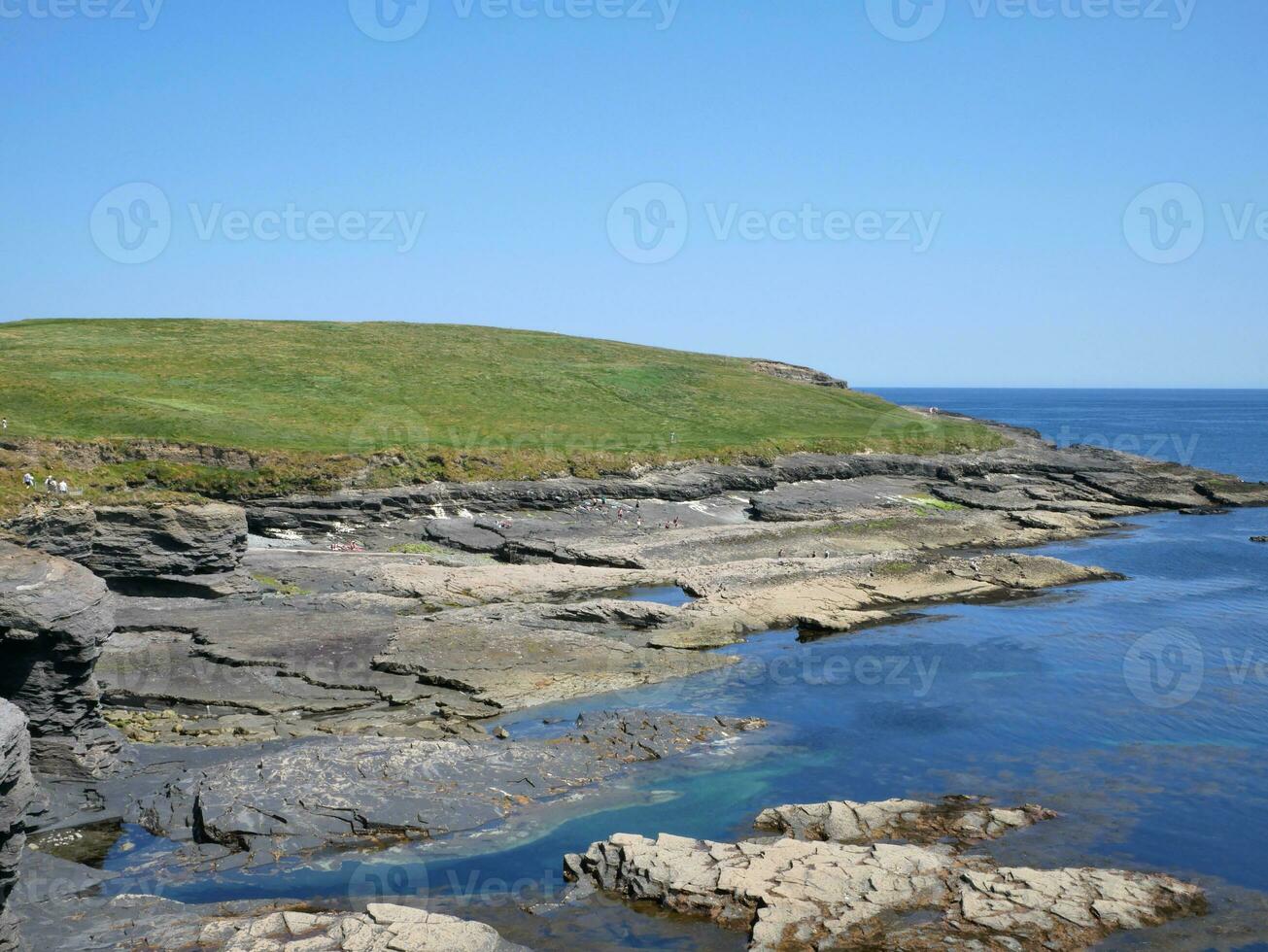 Klippen und Hügel beim das atlantisch Ozean, Felsen Schlucht, Schönheit im Natur. Ferien Reise zu Irland Hintergrund foto