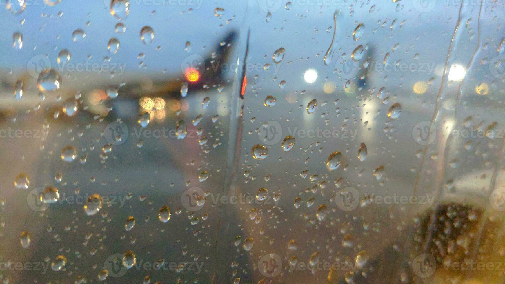 regnerisch Flugzeug Feld durch das Flugzeug Fenster foto