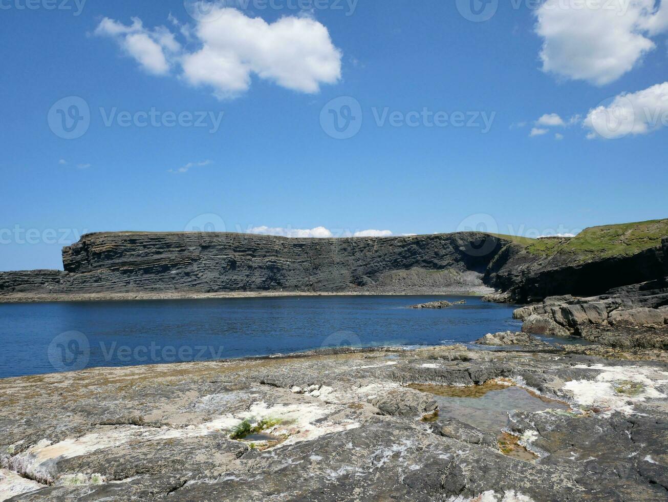 Klippen und atlantisch Ozean Hintergrund, Felsen und Lagune, Schönheit im Natur. Ferien Ausflug Hintergrund foto