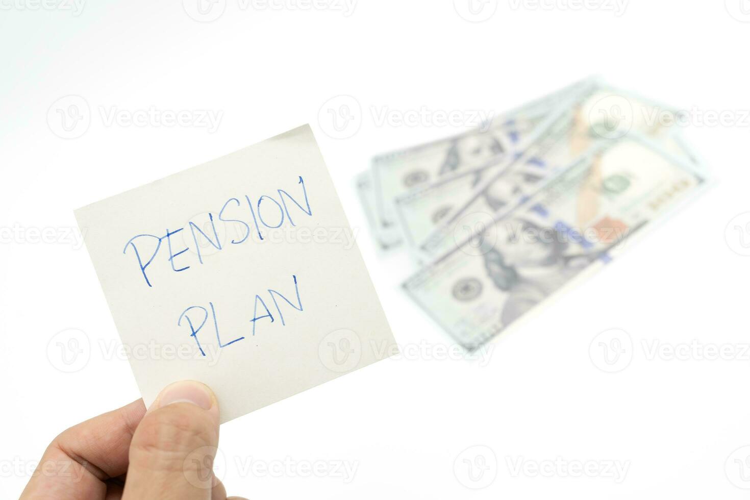 Papier Hinweis mit Text geschrieben die Pension planen. Investitionen Konzept. Alten Ehepartner Speichern Geld, die Pension planen. Pensionierung Konzept. isolieren Hintergrund. foto