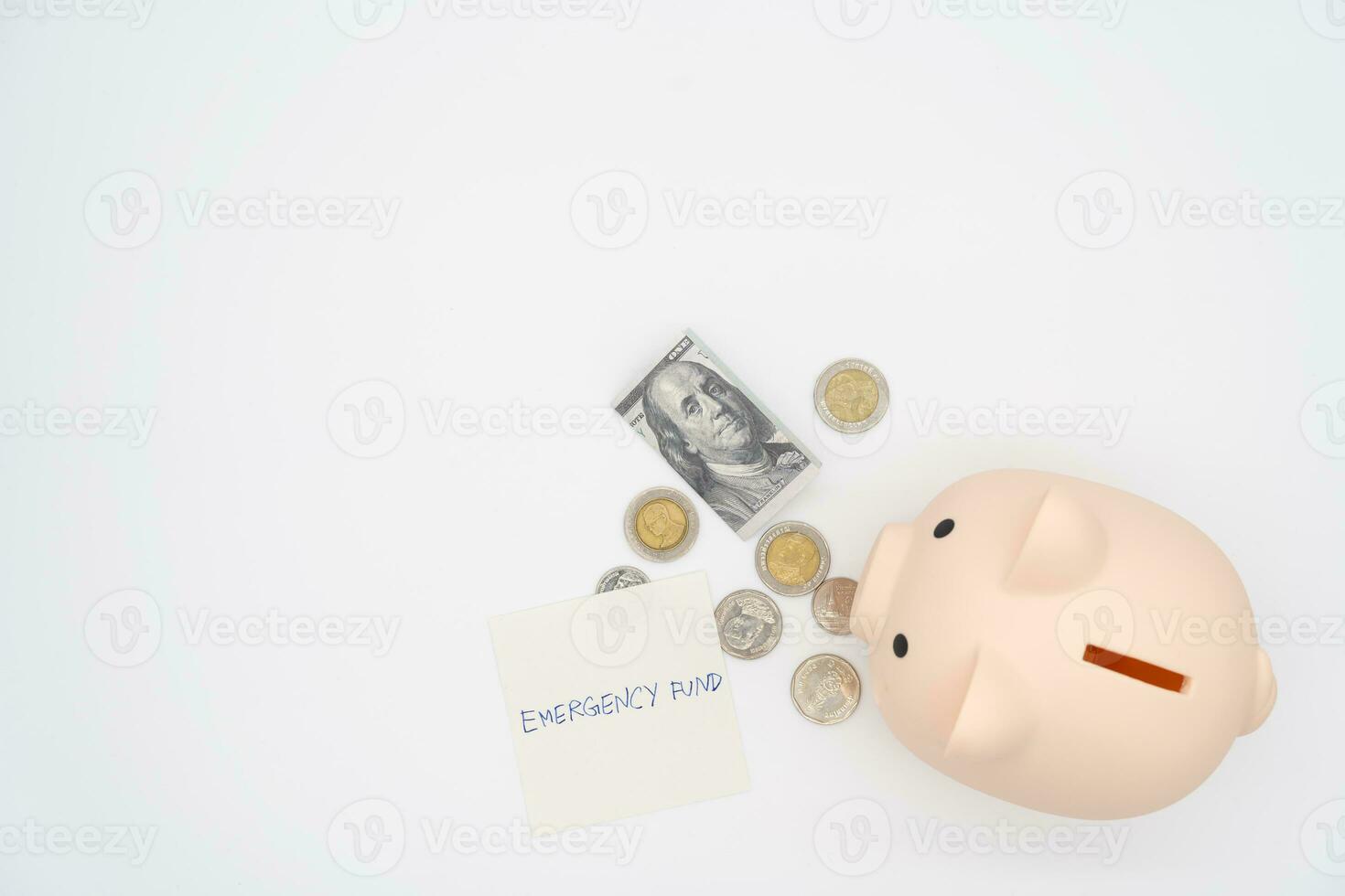 Konzept von Notfall Ersparnisse Fonds. ein Schweinchen Bank mit Dollar und Münzen. Schweinchen Bank zum Speichern Notfall Geld sparen zum Notfall Konzept. isoliert Hintergrund. foto